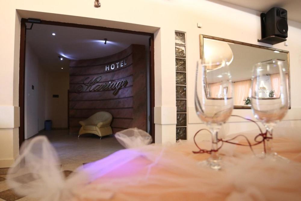 Hotel Mariage Wloszczowa ภายนอก รูปภาพ